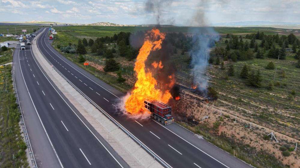 Aksaray’da doğalgaz yüklü TIR bomba gibi patladı! Korku dolu anlar kamerada 13